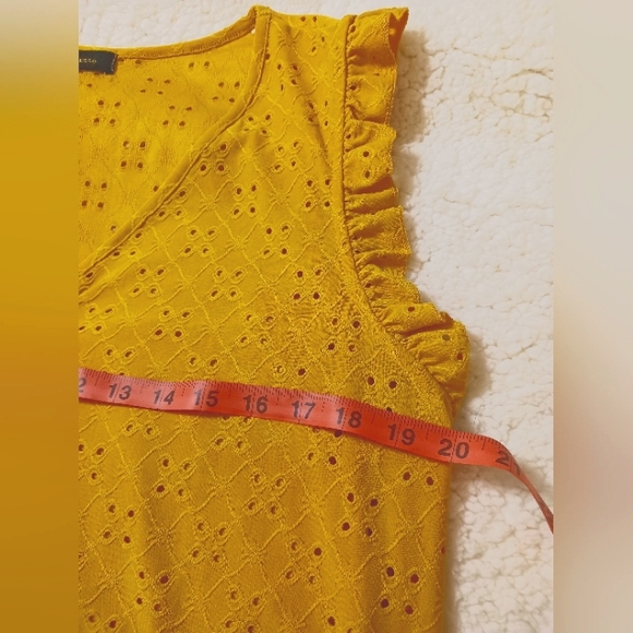 NEW WOMEN'S ESPRESSO MUSTARD HOLLOW-OUT RUFFLED SLEEVELESS TOP SIZE LARGE 💛 - Picture 7 of 8